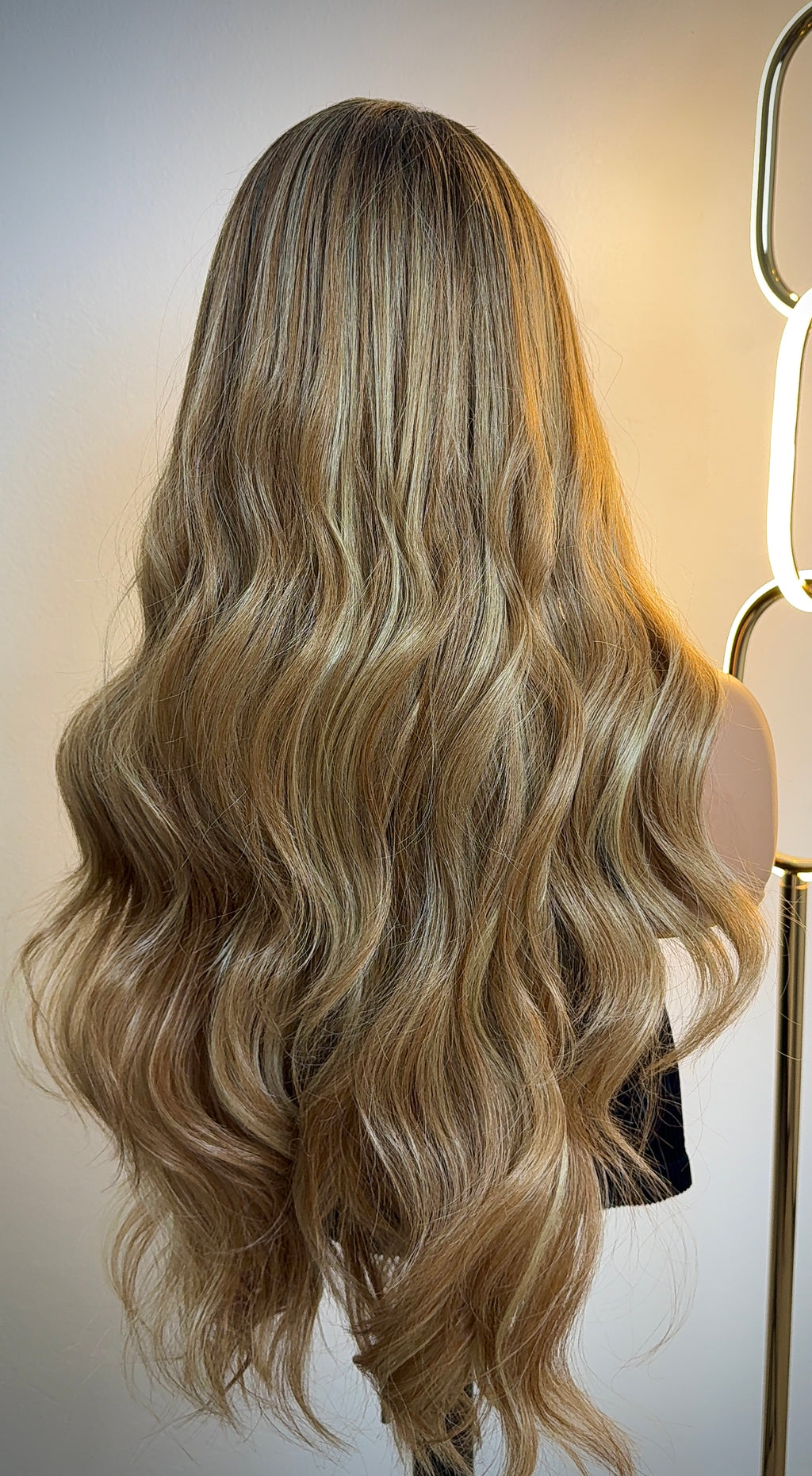 Dark Root Blonde 
 Tatiana